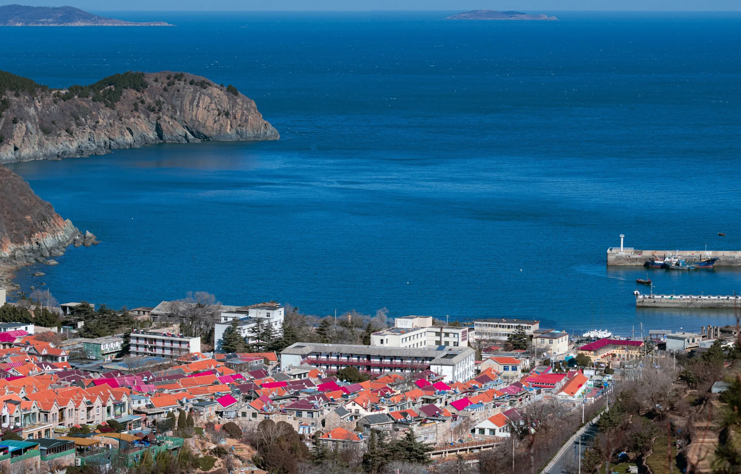 嶗山地勢東高西緩，主峰為巨峰，又稱嶗頂，海拔1132.7米，峰頂面積約1.5平方千米。四季變化明顯，具有雨水豐富，年溫適中，氣候溫和的特點。嶗山水資源豐富，且水質純淨清冽，是青島啤酒的重要水源之一