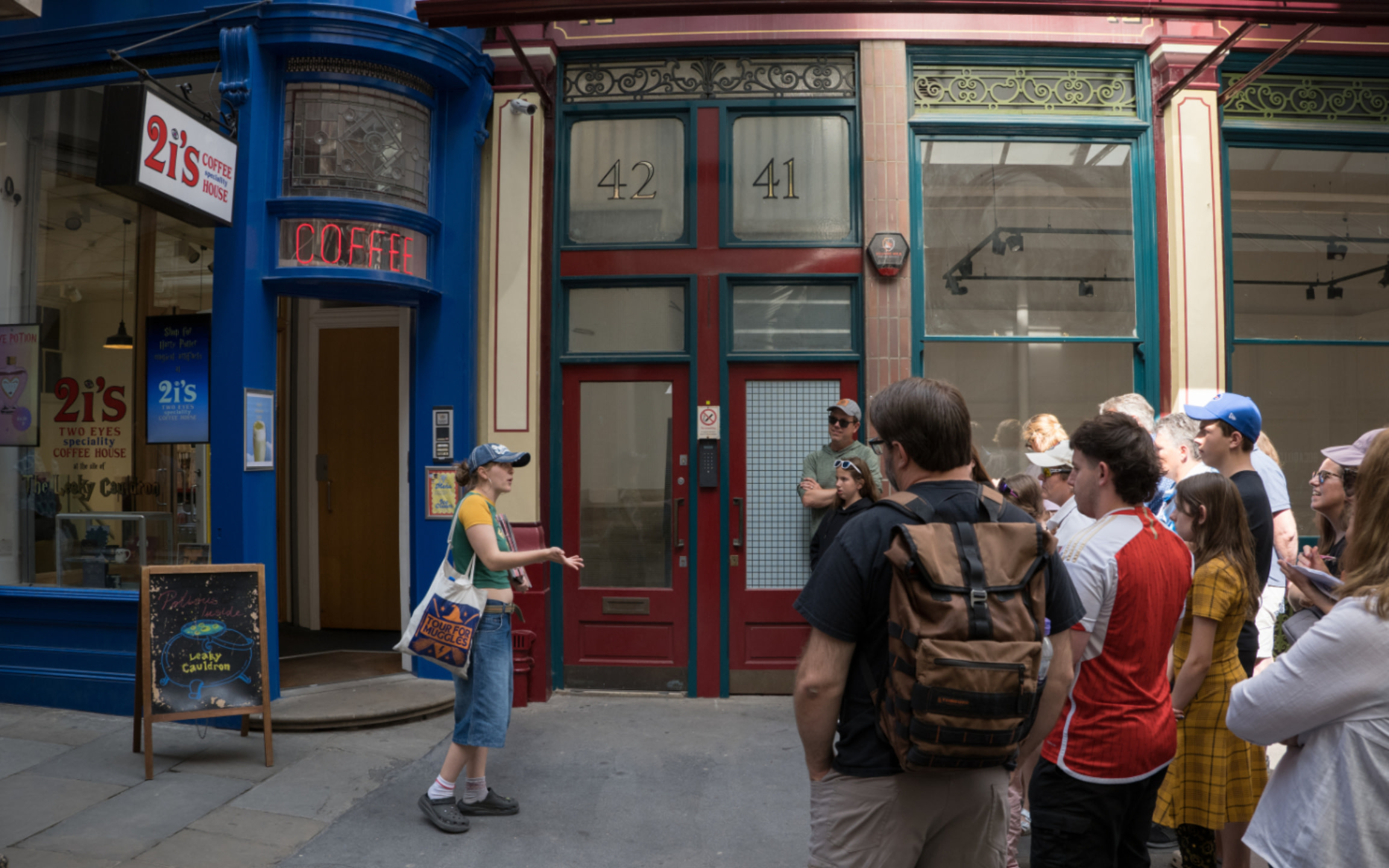 參加步行導覽，探索倫敦的魔法魅力，沉浸在咒語與故事之中