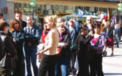 沉浸在夕陽餘暉中，欣賞城市銅製圓頂屋頂反射出的璀璨光芒。