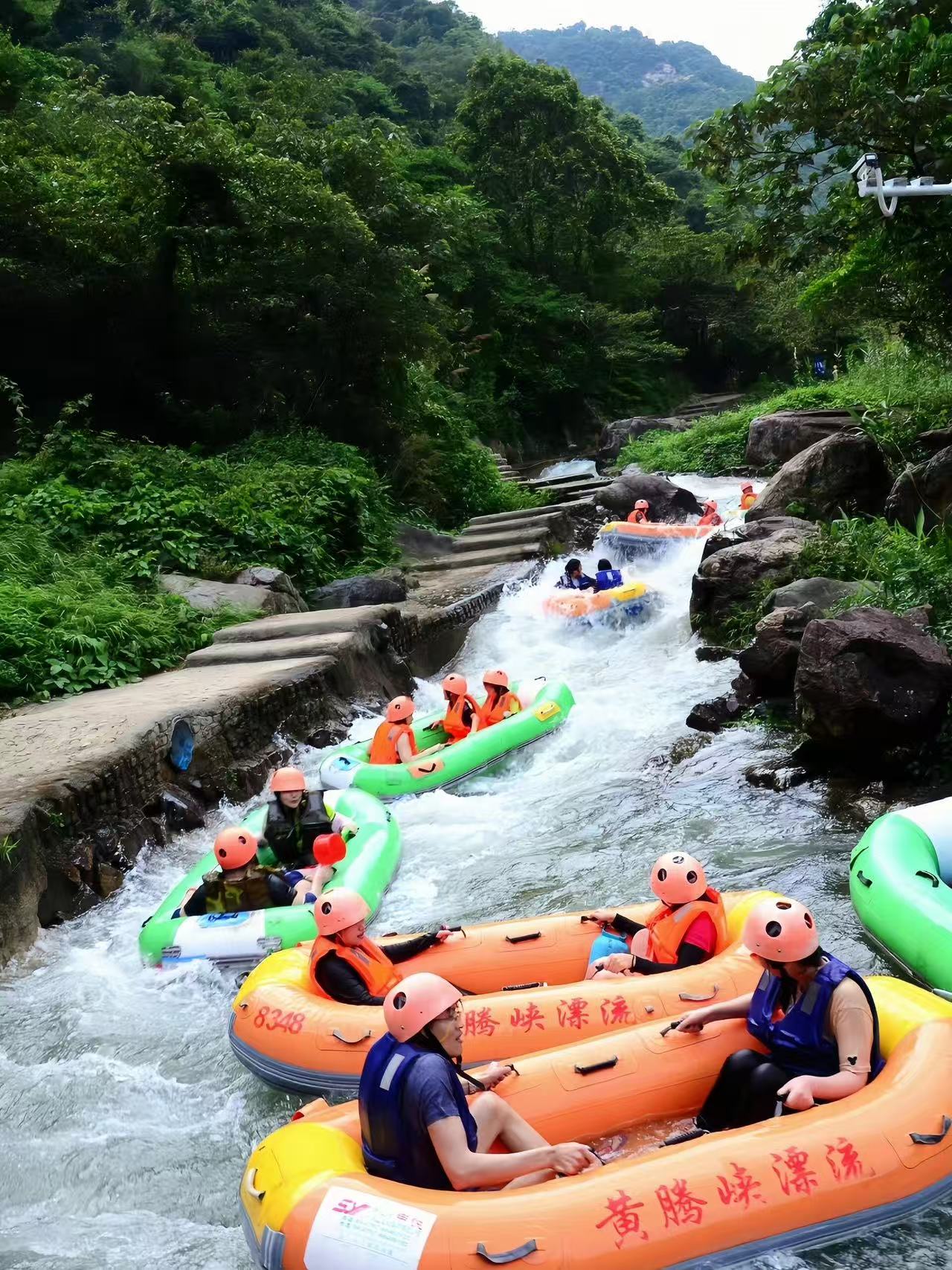 黃騰峽勇士漂實拍！皮筏艇順著激流俯衝而下，水花飛濺，遊客們穿戴好護具，在峽谷急流中尖叫狂歡，落差不斷、清涼加倍，是夏日必玩的刺激漂流