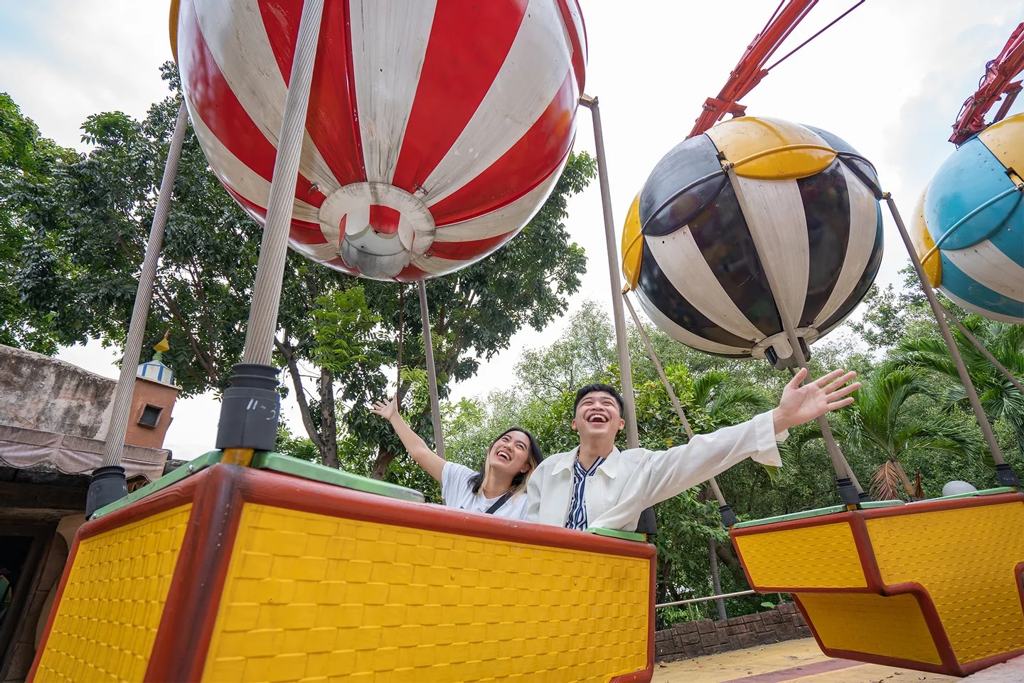 乘坐造型像彩色熱氣球的遊樂設施，趣味十足，適合全家一起體驗