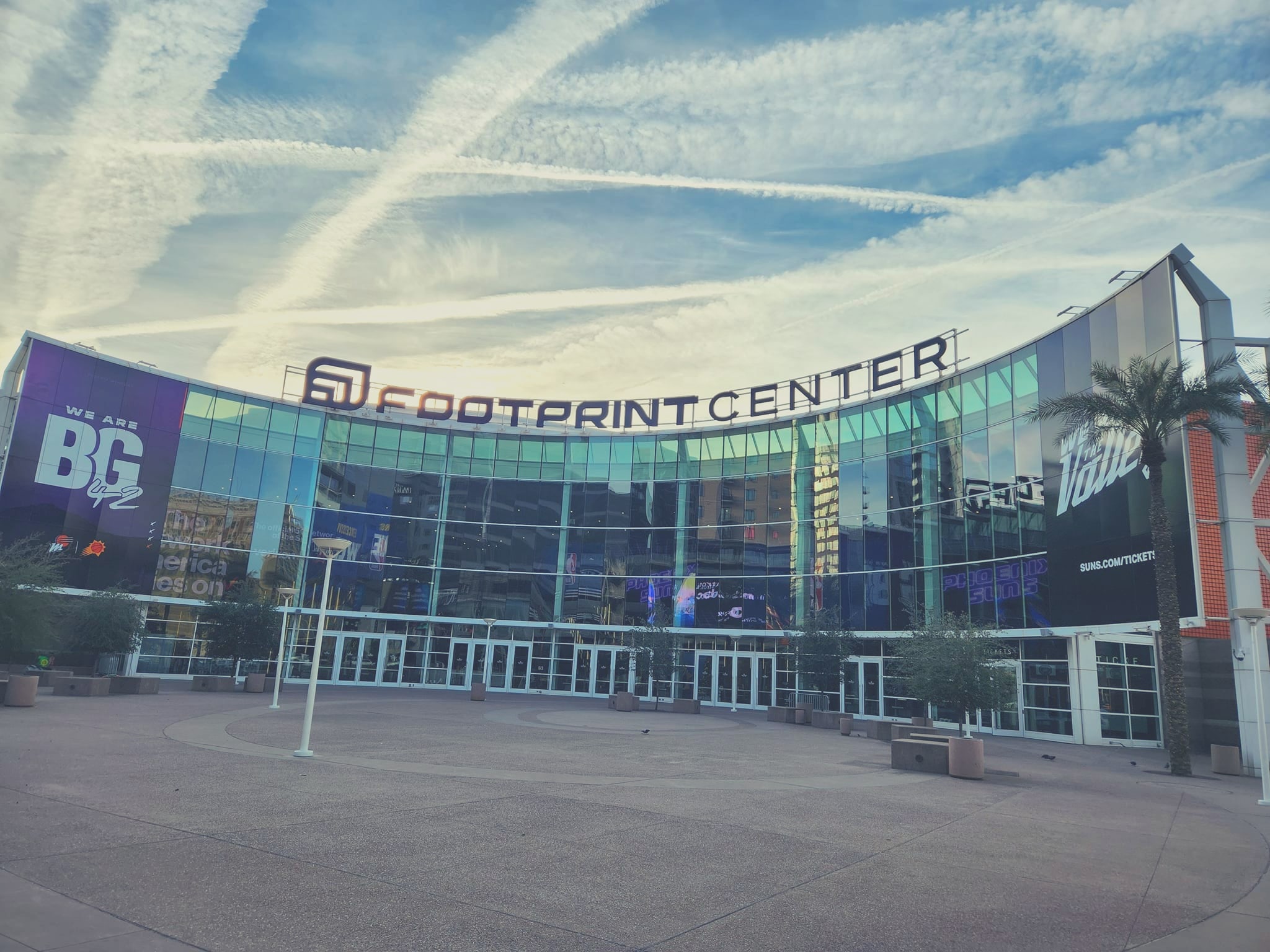 足跡中心(Footprint Center)位於菲尼克斯市中心,是菲尼克斯太陽隊的主場 足跡中心(Footprint Center)位於菲尼克斯市中心,是菲尼克斯太陽隊的主場