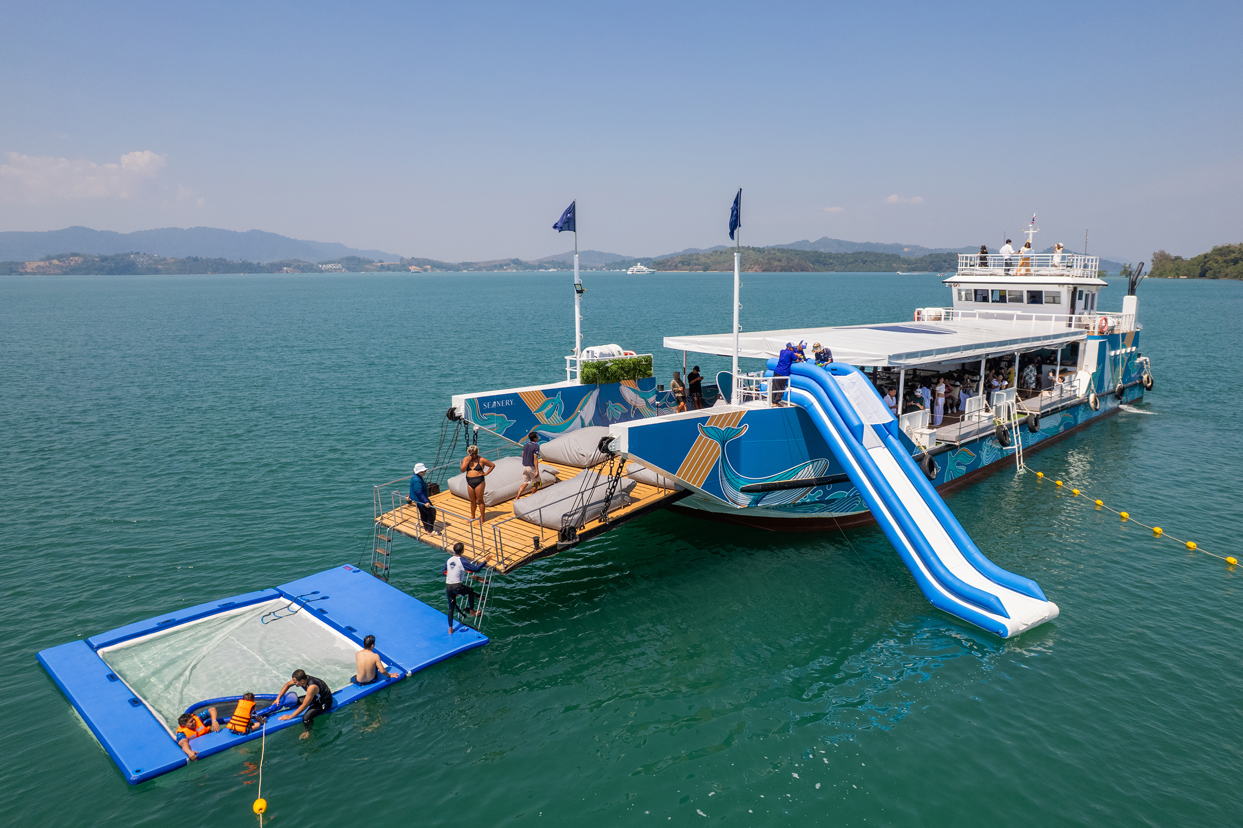 探索號遊船之旅，有如遊艇俱樂部般，船身寬敞平穩，在您暢遊攀牙灣的旅程中，提供高品質的場地及優質服務。