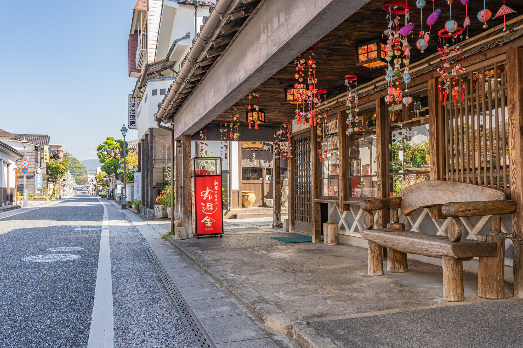 Hita Mameda-machi Historic District
Step back in time in Hita’s Mameda-machi, a beautifully preserved Edo-period town lined with traditional houses, sake breweries, and local shops.