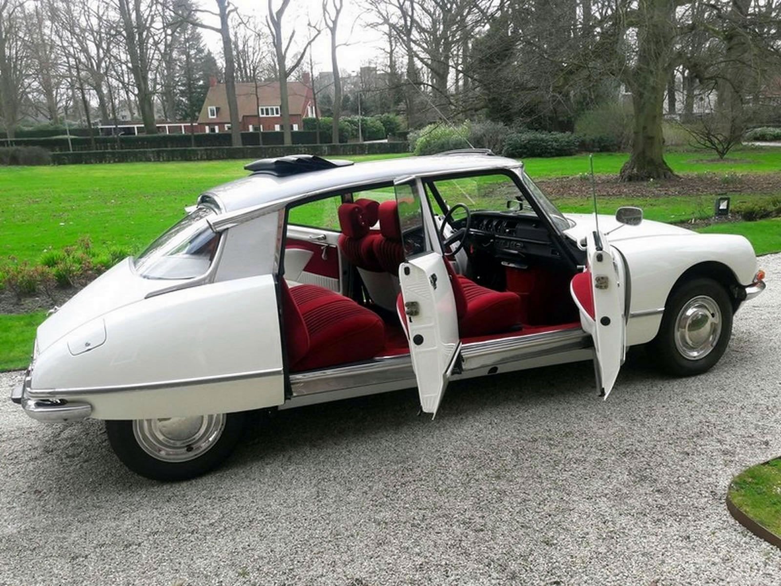 Paris City Tour Citroen DS - Vintage car Oldtimer