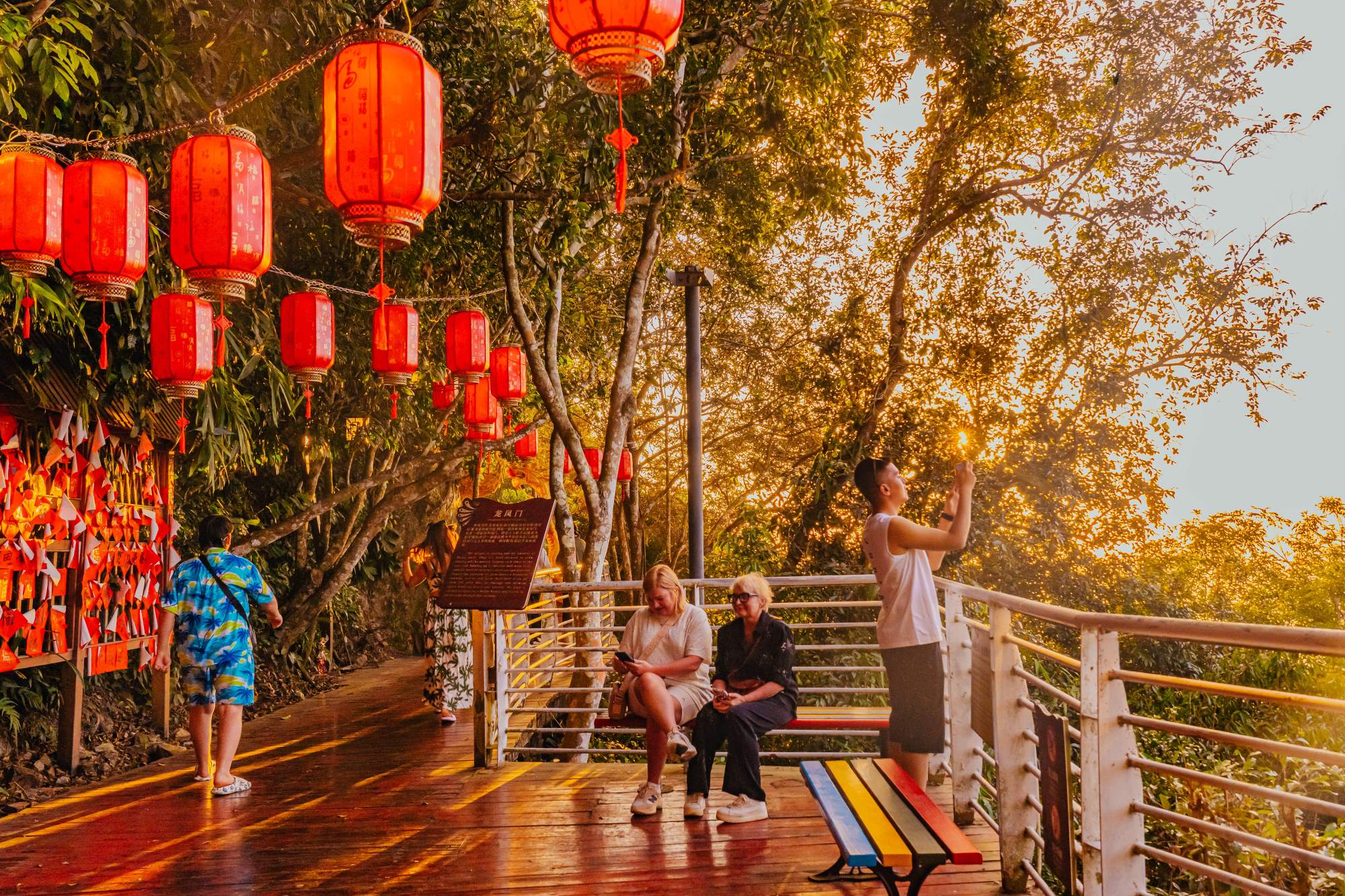 三亞市區的最高峰，海拔約 400 米，可 360° 鳥瞰三亞美麗的全貌