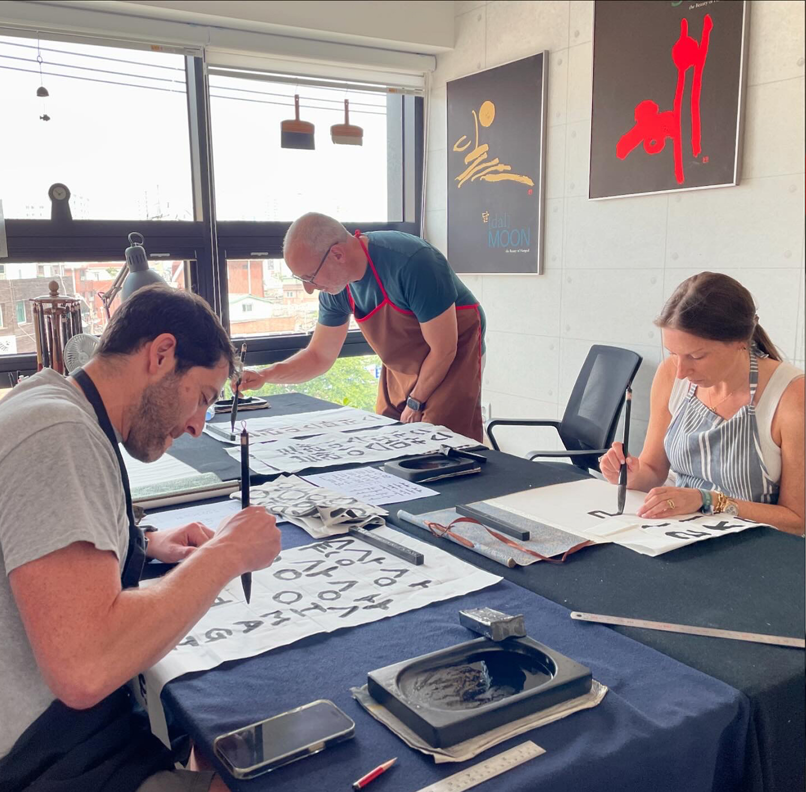 Enjoy the Korean calligraphy class with your family, friends.