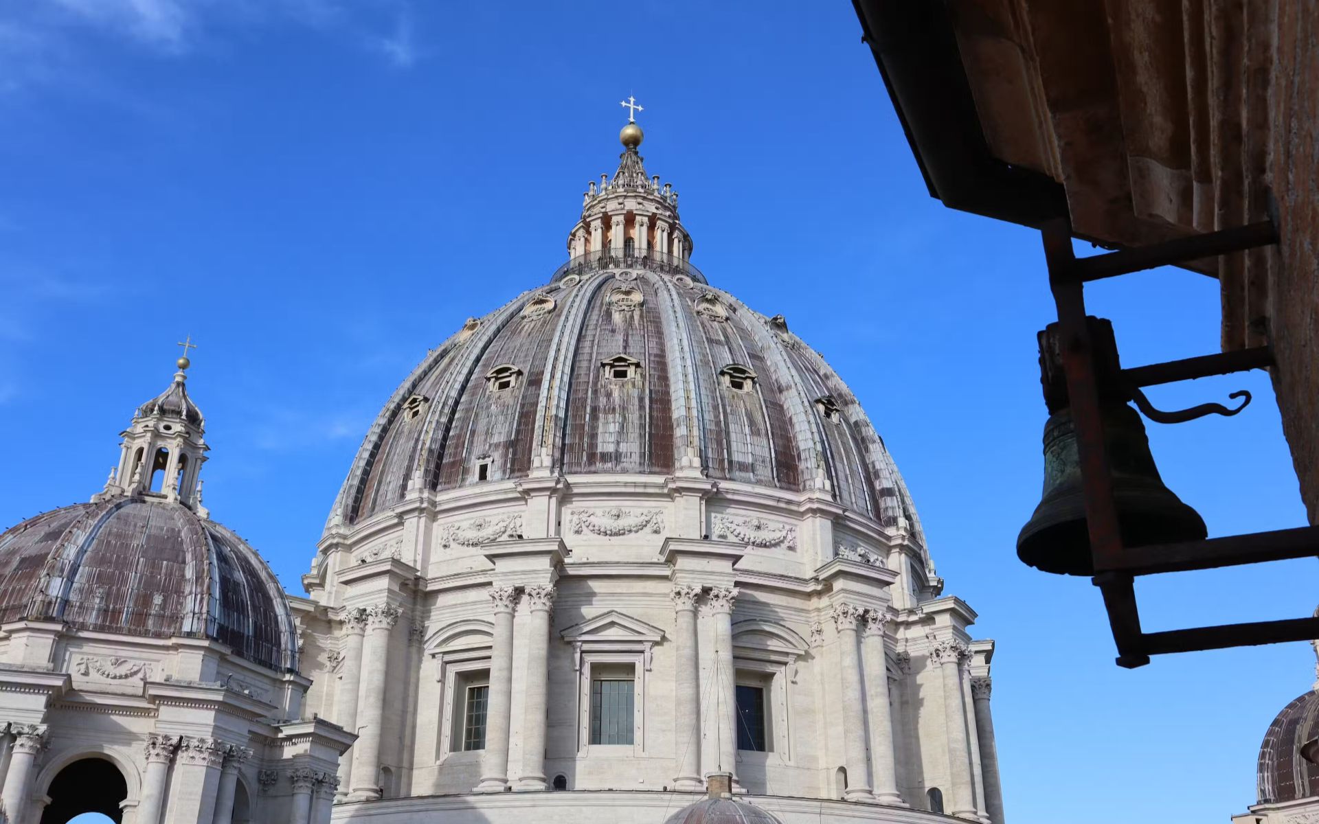 捕捉聖伯多祿大殿的經典圓頂,在晴朗的梵蒂岡天空下熠熠生輝 捕捉聖伯多祿大殿的經典圓頂,在晴朗的梵蒂岡天空下熠熠生輝