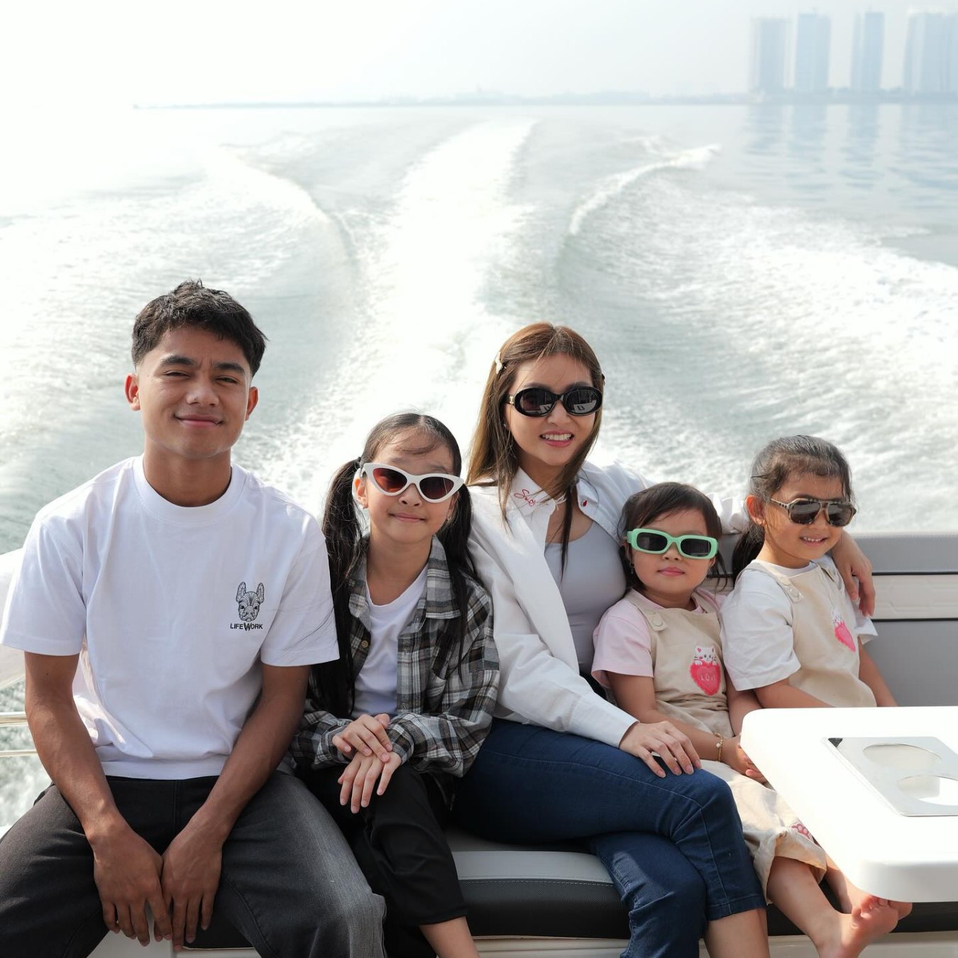 在遊艇之旅中享受優質家庭時光