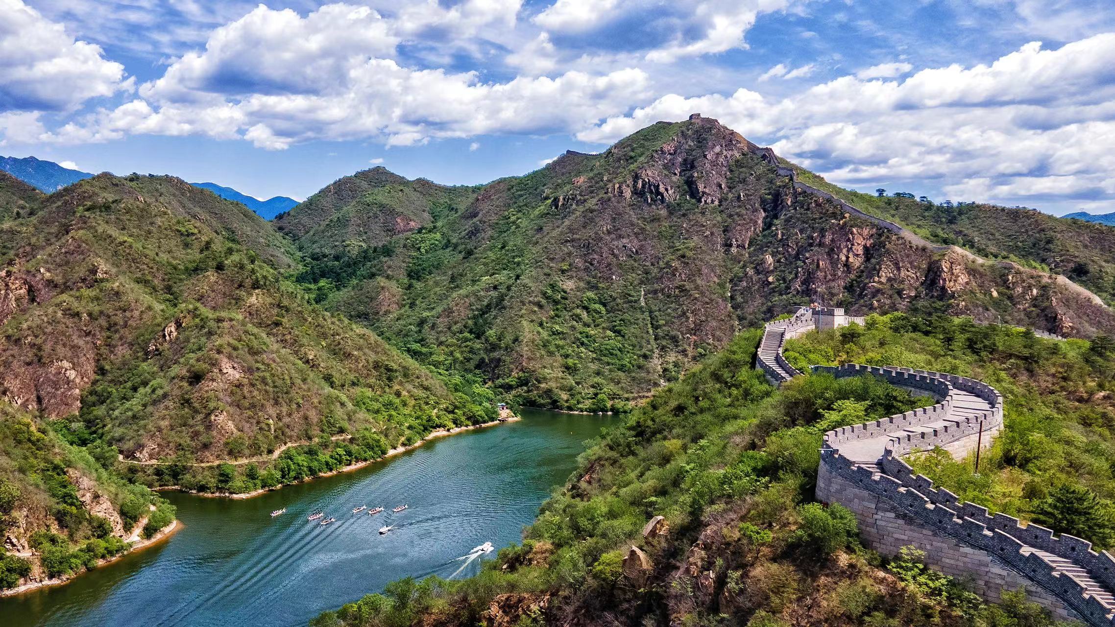 Private Day Tour to Mutianyu and Huanghuacheng Waterside Great Wall