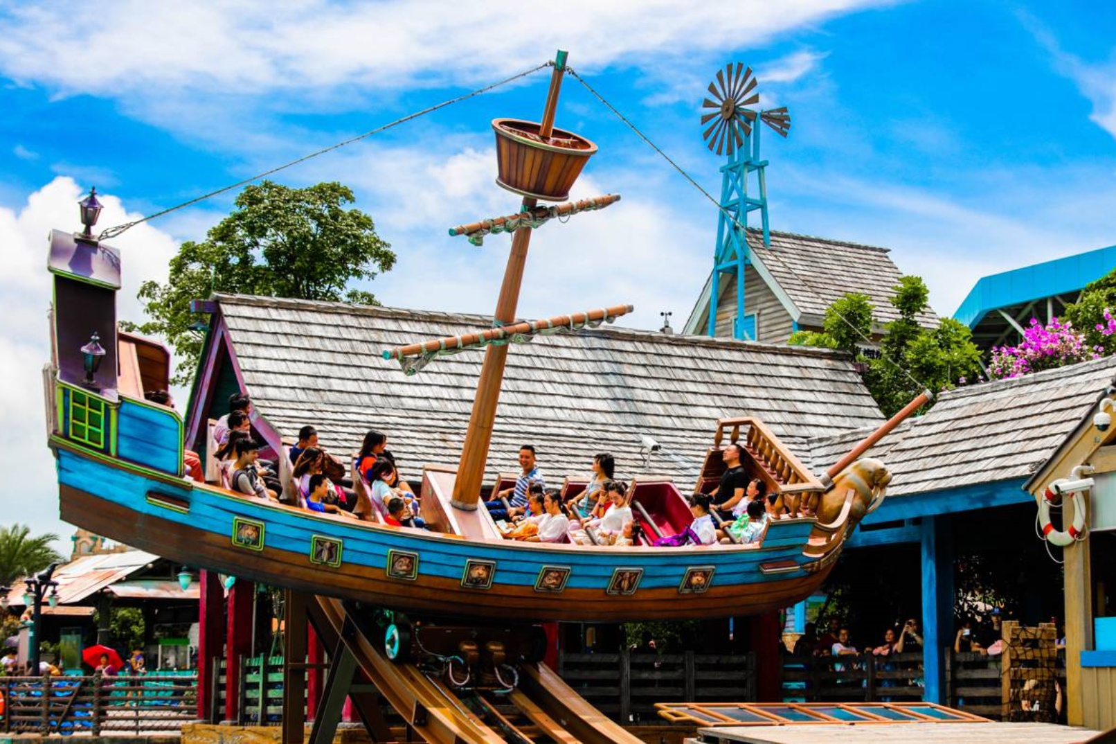 激浪帆船
探險神秘的海象山,必須駕駛激浪帆船穿越波濤洶湧的海峽,戰船在掀起的巨浪中左搖右擺,高速旋轉,水手們,再加把勁,前方就是海象山。 激浪帆船
探險神秘的海象山,必須駕駛激浪帆船穿越波濤洶湧的海峽,戰船在掀起的巨浪中左搖右擺,高速旋轉,水手們,再加把勁,前方就是海象山。