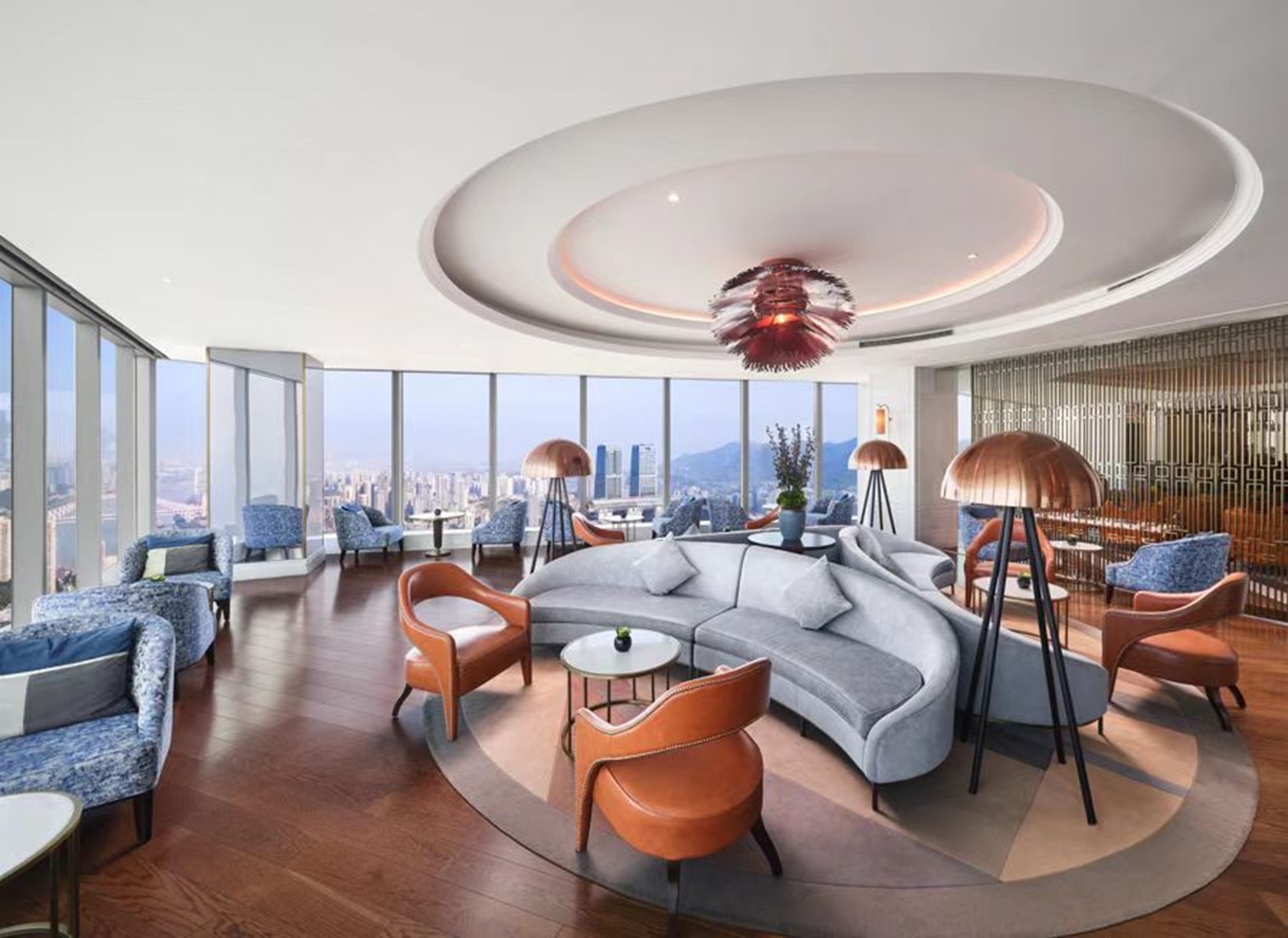 於朝夕酒廊,覽城市與遠山景緻,靜享愜意悠閒的時光 於朝夕酒廊,覽城市與遠山景緻,靜享愜意悠閒的時光