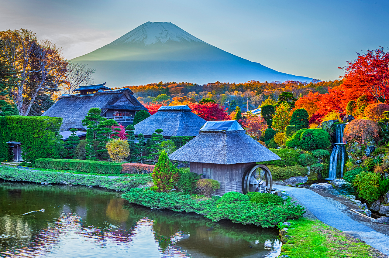 Oshino Hakkai attracts numerous photographers who come from far and wide to take photos.