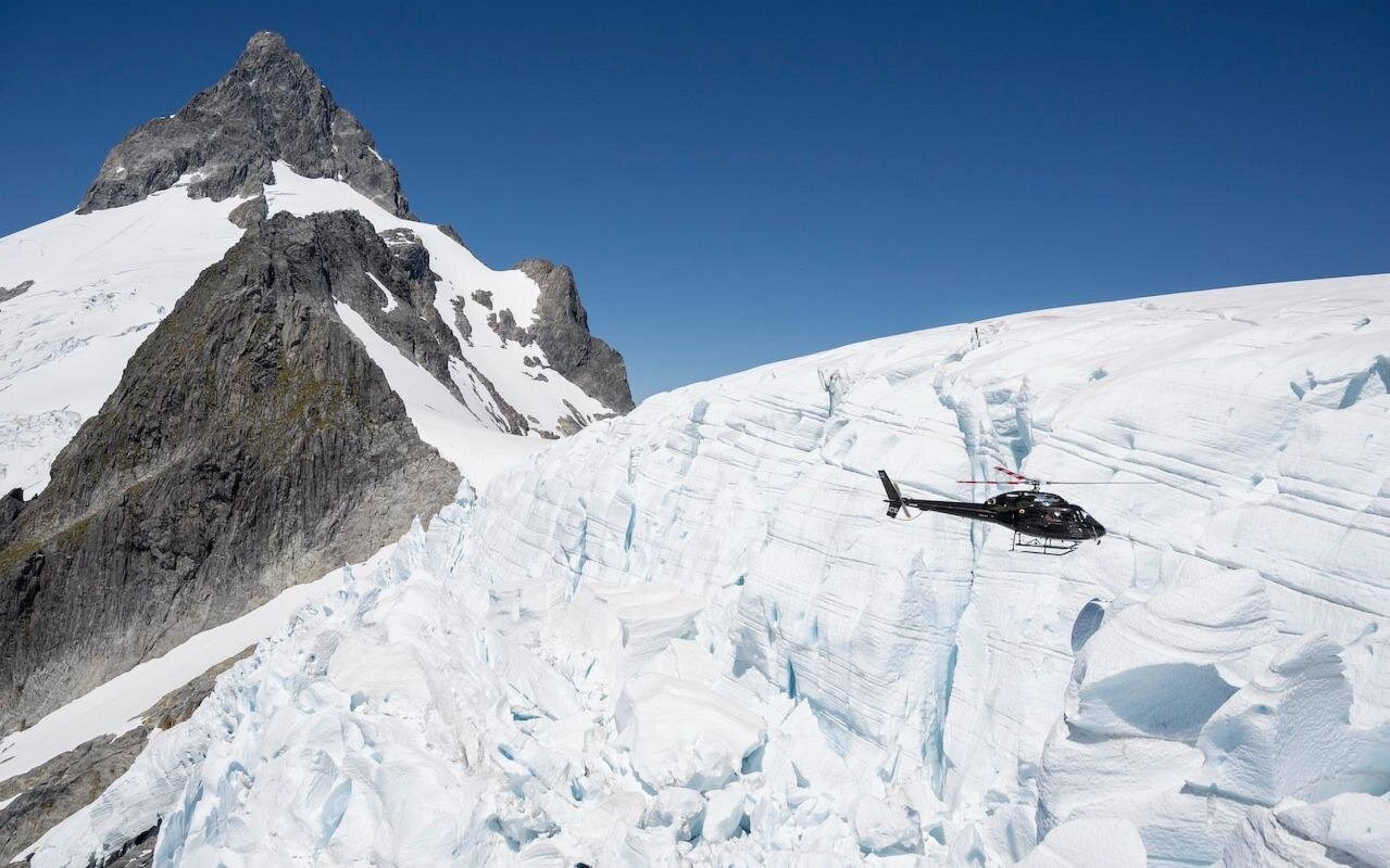 通過非凡的雪地著陸體驗，從空中欣賞皇后鎮的高山美景
