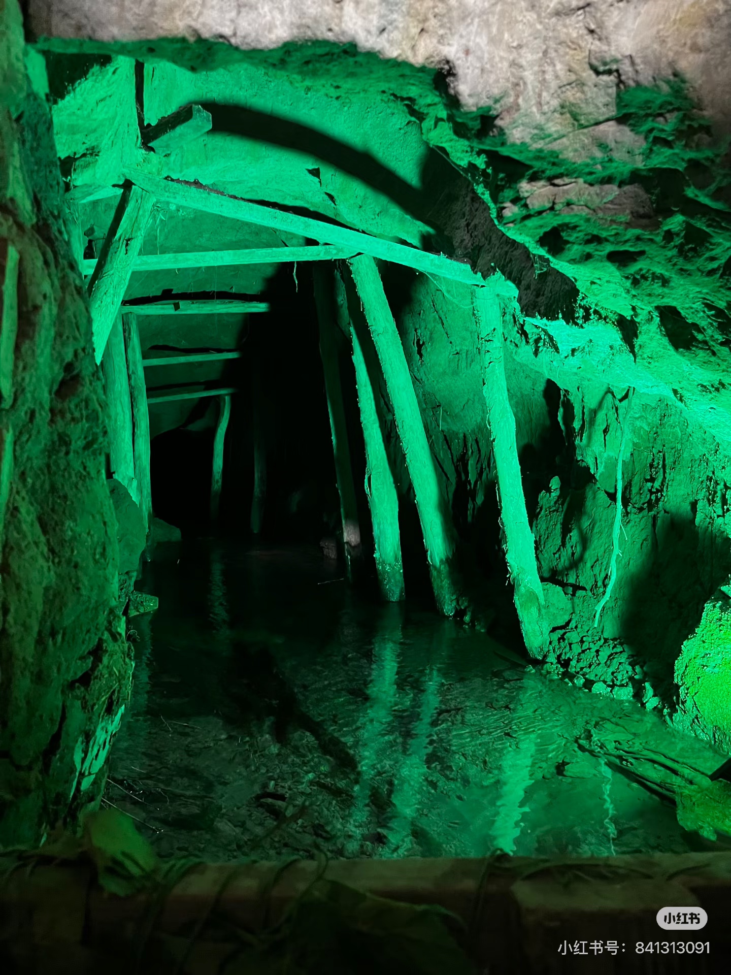 參觀吐魯番綠洲生命之源【坎兒井】，坎兒井與萬里長城、京杭大運河並稱為中國古代三大工程。