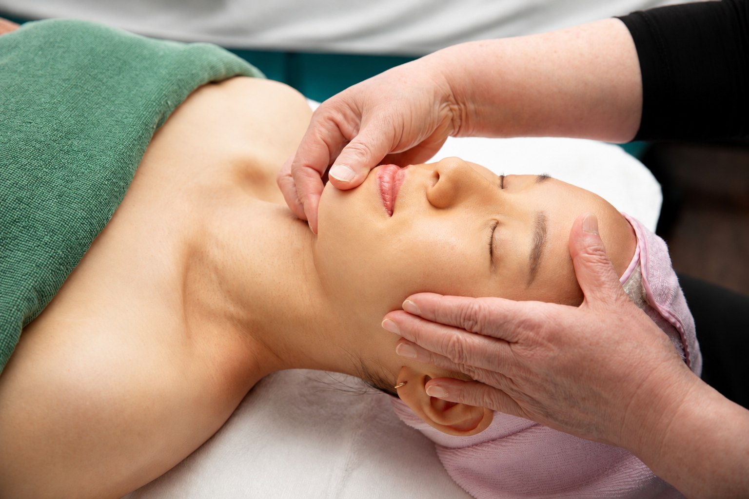 2. Firming & Radiance K-Beauty Facial (70 min): Supports lymphatic flow around the face and neck to reduce puffiness and brighten skin. Hands-on care smooths facial contours and texture, eases tension, and helps skin look firm, healthy, and refreshed.