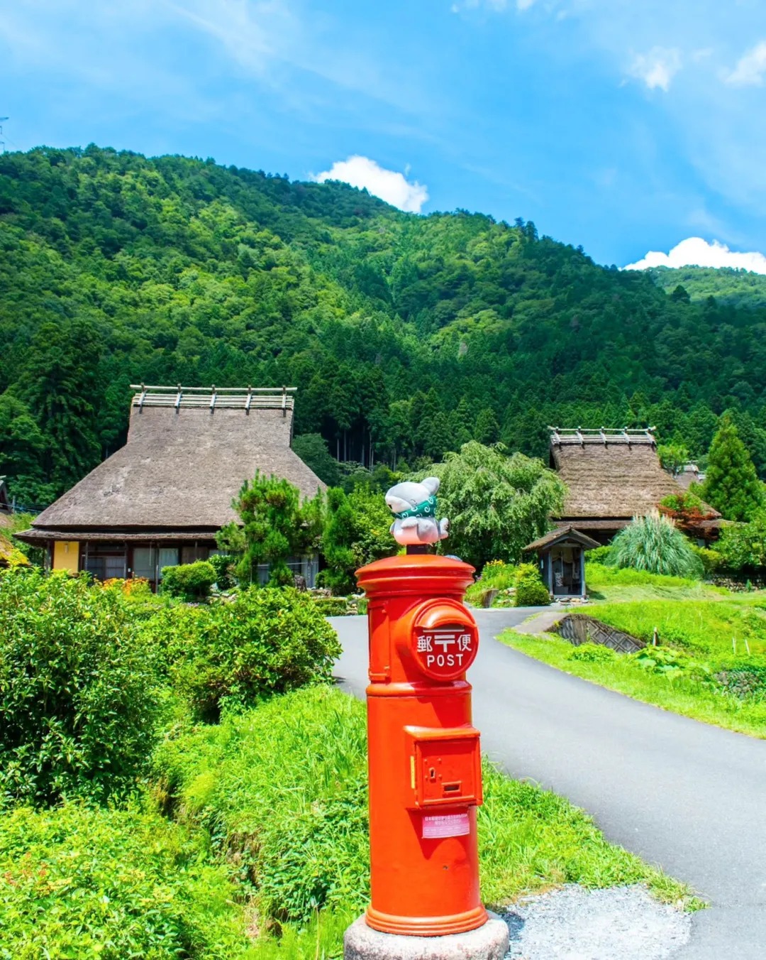 正面一棟茅葺屋為主角，和後面排排站的茅葺屋屋頂一起拍，真的太美啦！另外，入口鮮紅標誌的舊式郵筒也別忘了，這可是美山かやぶきの裡的不二標識呢！