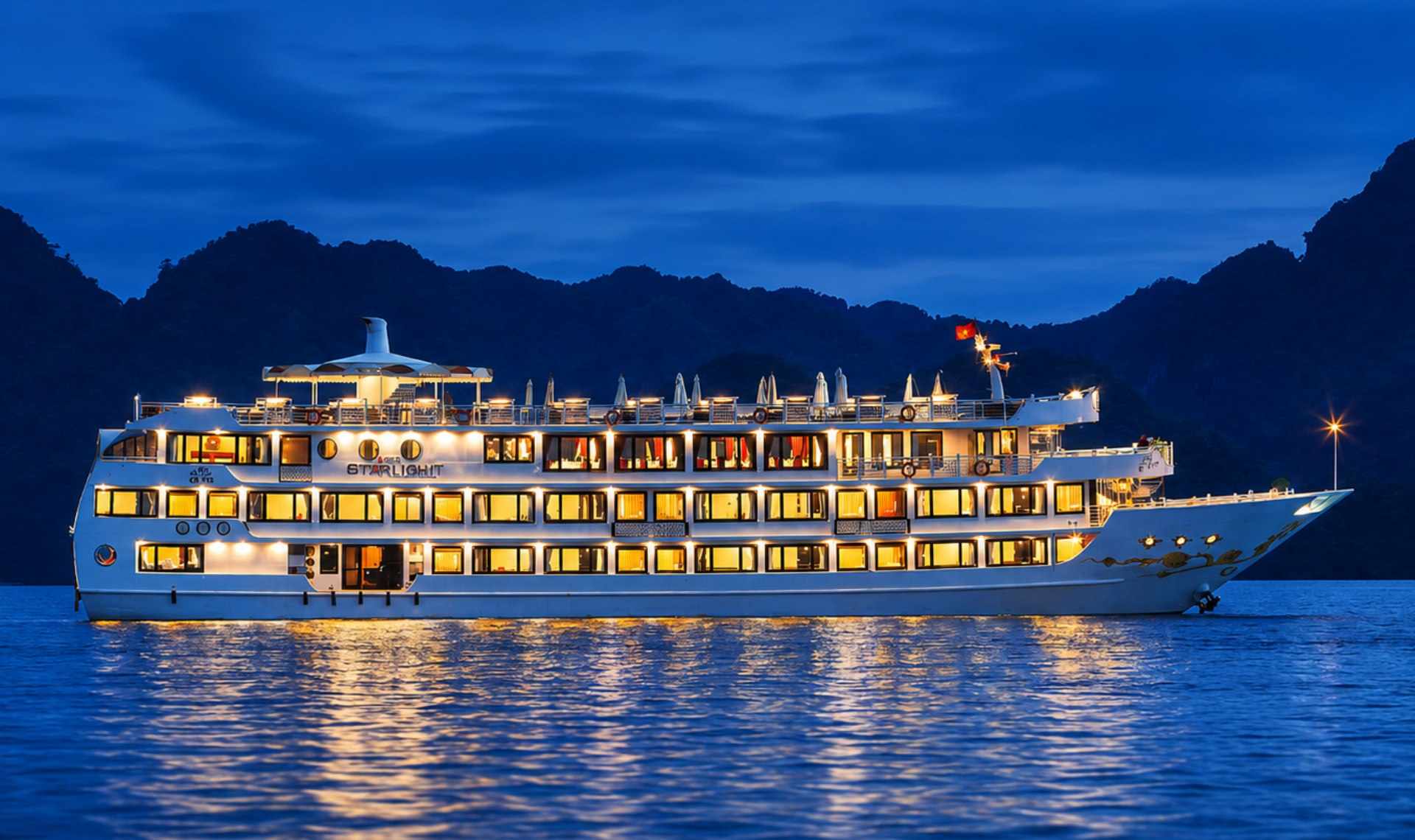 乘坐星光郵輪 (The Starlight Cruise) 開啟2天1夜的奇幻之旅,從日落到日出,盡享優雅舒適、寧靜海灣美景和難忘時刻。 乘坐星光郵輪 (The Starlight Cruise) 開啟2天1夜的奇幻之旅,從日落到日出,盡享優雅舒適、寧靜海灣美景和難忘時刻。