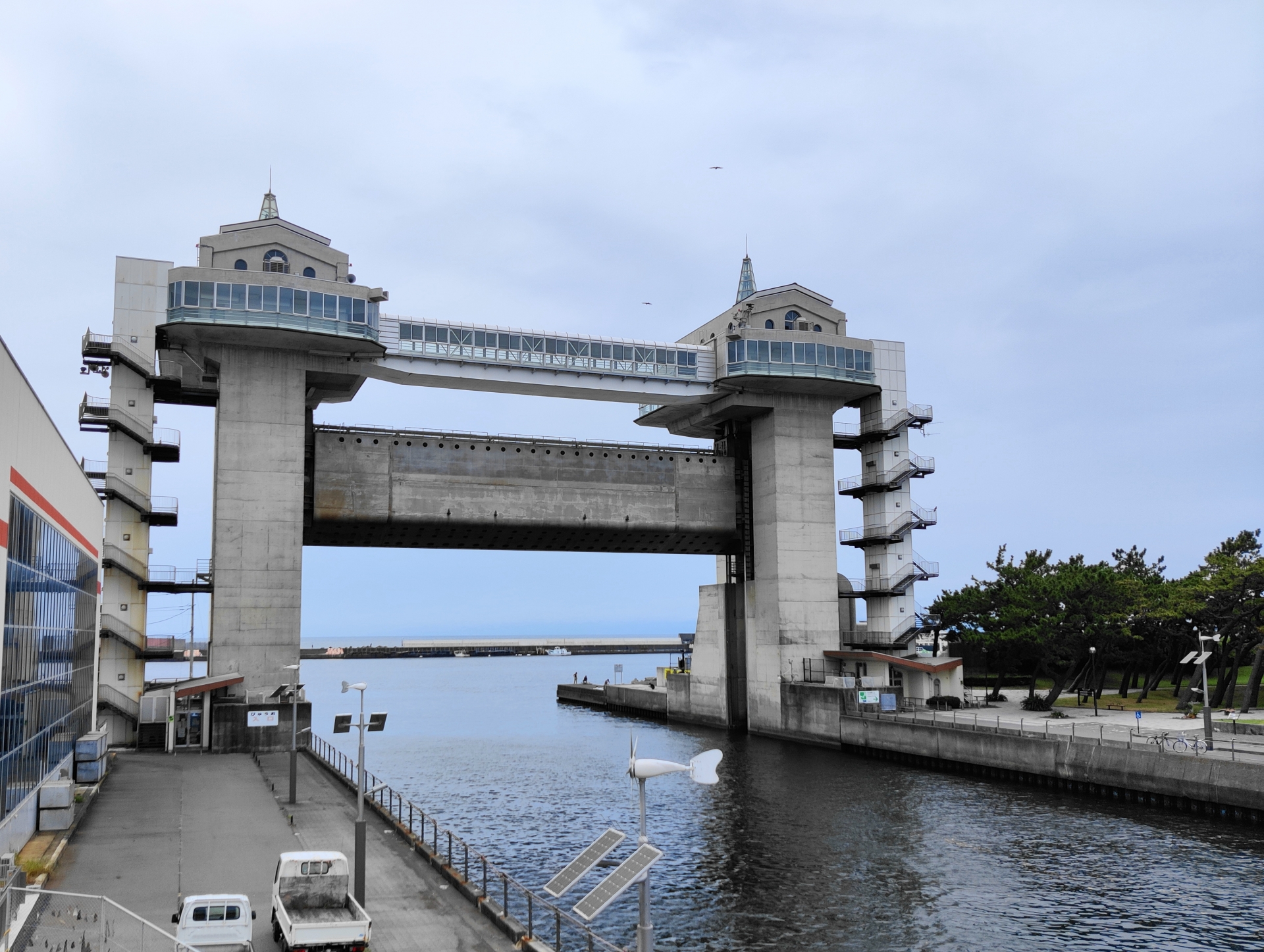 大型展望水門 View-O (不含門票)： 《Love Live! Sunshine!!》動畫中多次出現的場景。「View-O」是一個位於日本靜岡縣沼津港的大型水門，同時也是一個觀光景點。 它的主要功能是防止海嘯侵襲，但同時也設有展望設施，供遊客欣賞駿河灣和富士山的景色。