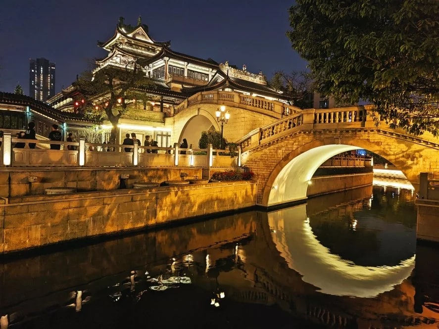 The roof, doors, windows, beams and columns of Chen Clan Academy are all full of details! The main features are "three carvings, two sculptures, one casting and one painting" - wood carving, brick carving, stone carving, pottery sculpture, plaster sculptu