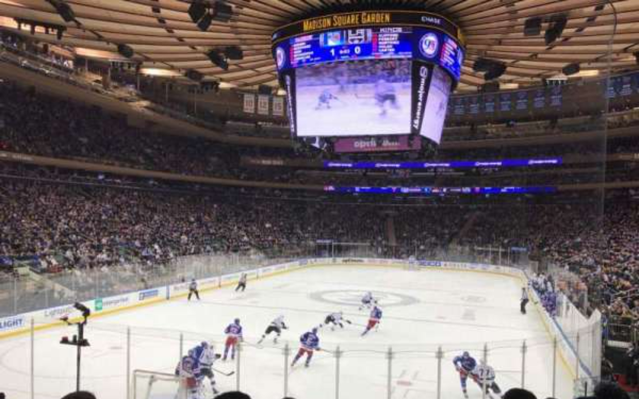 遊騎兵隊的明星球員朝著對方球門射出一記強勁的猛擊。