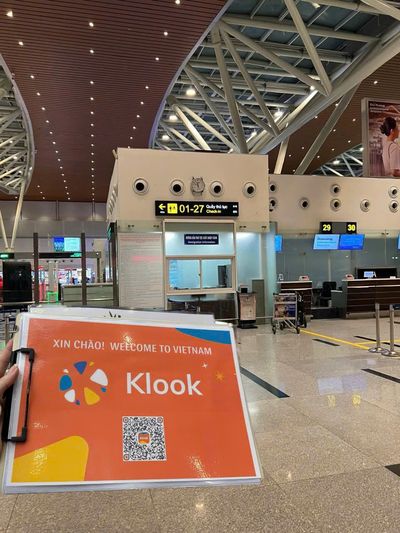 Meeting point: Counter 27 with Klook sign