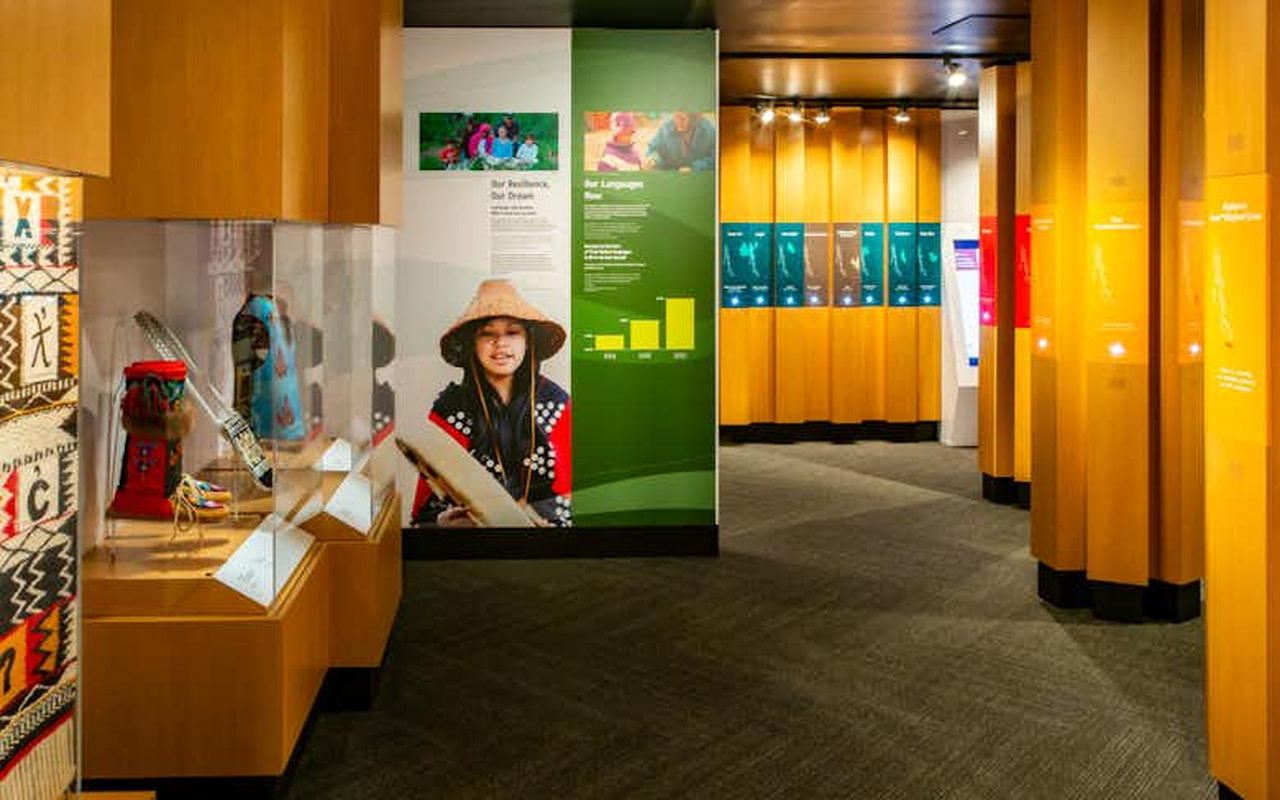 透過精心策劃且內容豐富的展覽，探索原住民文化的豐富遺產
