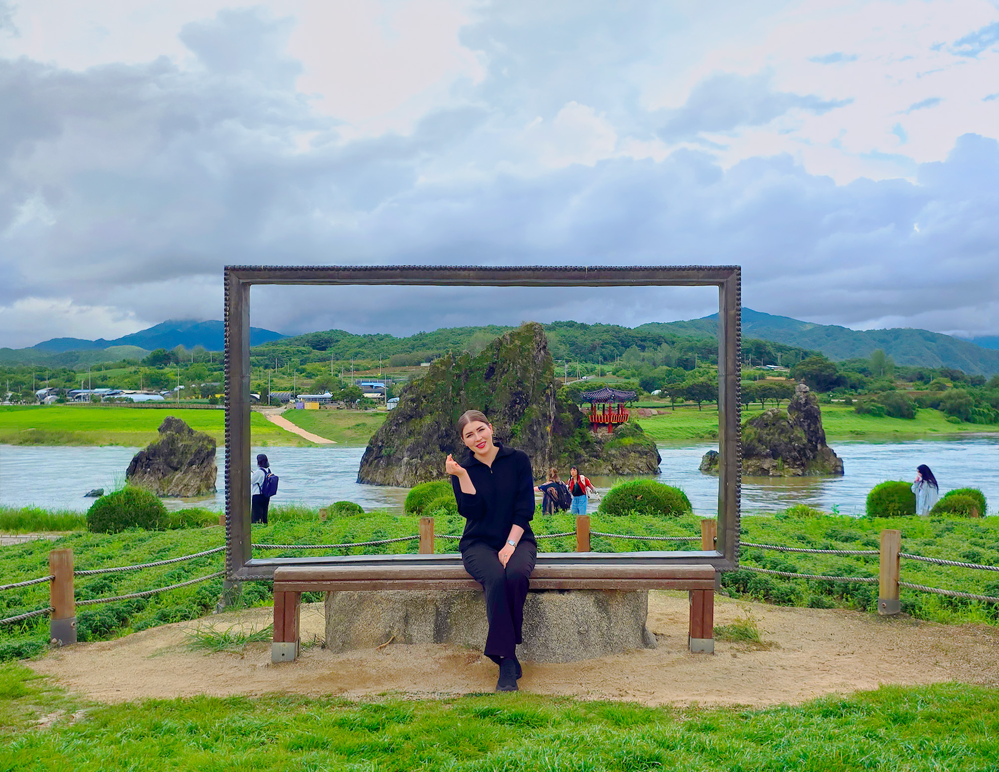 盛開的花朵、平靜的水面與壯麗的岩層形成鮮明對比，是您散步賞景和攝影的絕佳季節。