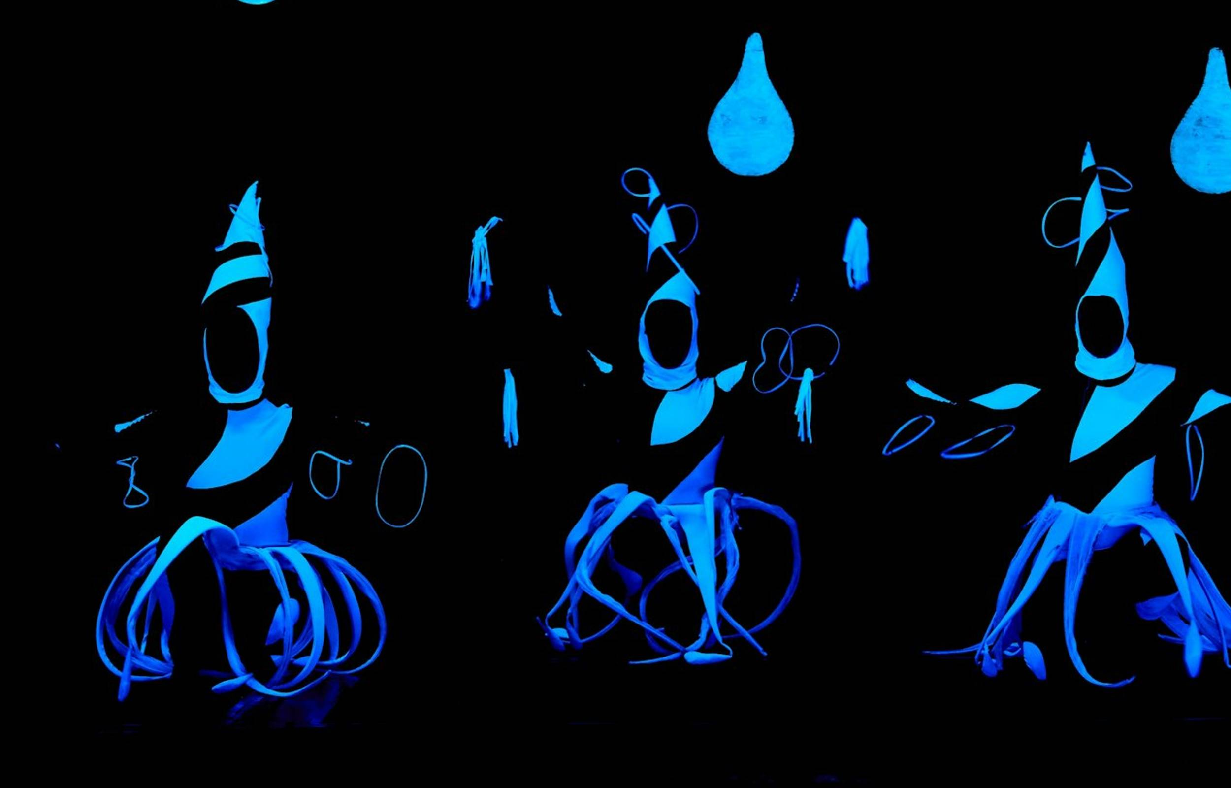 布拉格的黑光劇院WOW Show (WOW show black light theater in Prague)