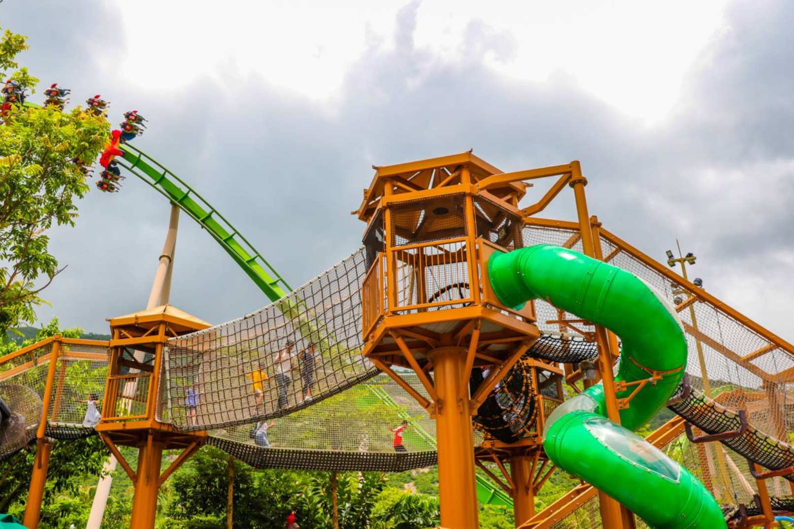 探險家們,加入熱帶雨林的冒險小隊吧,與您的夥伴們一起在叢林中攀爬、搜尋,體驗大自然的神奇,探索熱帶雨林深處的秘密。 探險家們,加入熱帶雨林的冒險小隊吧,與您的夥伴們一起在叢林中攀爬、搜尋,體驗大自然的神奇,探索熱帶雨林深處的秘密。