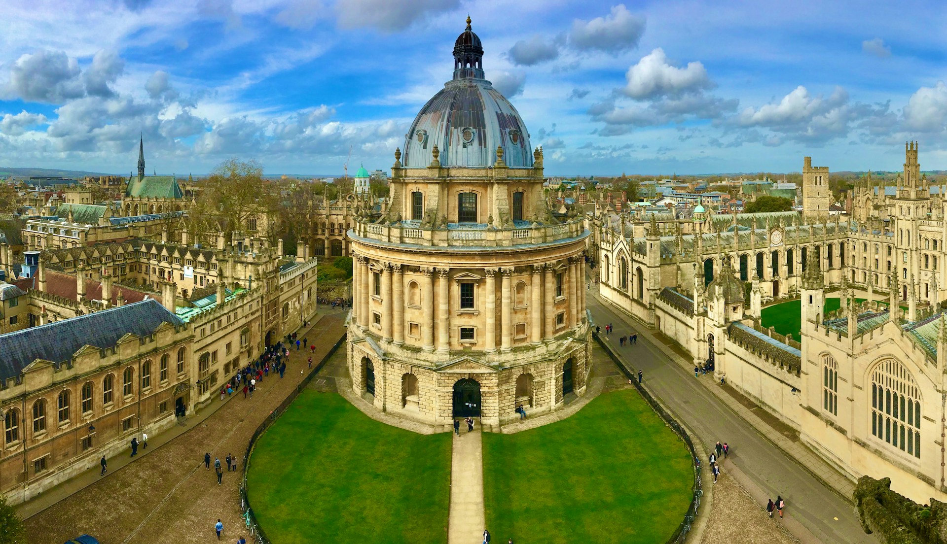 拉德克利夫圓形圖書館（Radcliffe Camera）位於牛津大學心臟地帶，是一座圓形新古典主義建築，建於1737–1749年，由著名建築師設計。它主要作為圖書館使用，也是牛津大學的象徵性建築之一。優雅的圓頂與莊嚴的外觀，使這裡成為攝影與觀光的熱門地點，每年吸引無數遊客前來感受牛津濃厚的學術氛圍與歷史魅力。