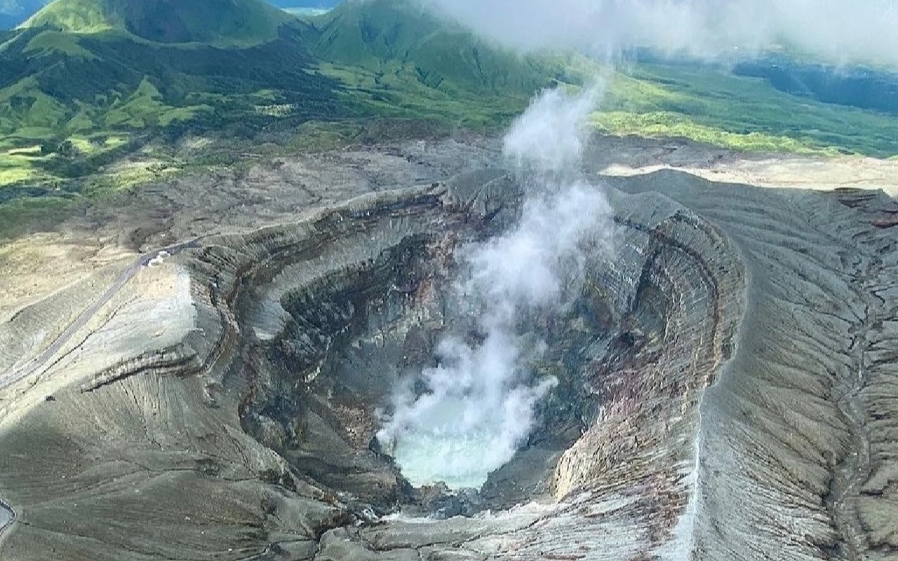 [Fukuoka Departure Day Trip] Aso Volcano Wonders and Secret Realm Pilgrimage: Crater, Kusasenri, Shirakawa Suigen, Anime Shrine | 6-13 Person Chinese Driver-Guide Small Group