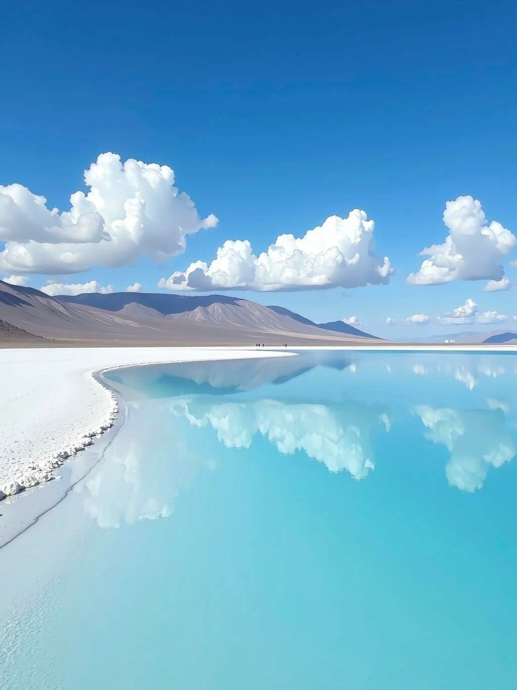 中午可以在青海湖或江西溝吃午餐，下午 2 點左右從青海湖出發，車程 150KM，行車 2 個半小時，抵達【茶卡鹽湖】。茶卡鹽湖以"天空之鏡"而得名。茶卡鹽湖位於茶卡鎮附近，鹽湖四周雪山環繞，純淨、藍白、倒影交織，恍若一面天然明鏡。因其旅遊資源稟賦可與玻利維亞烏尤尼鹽沼相媲美，享有中國"天空之鏡"之美稱，是"青海四大景"之一，是國家旅遊地理雜誌評選的"人一生必去的 55 個地方"之一。