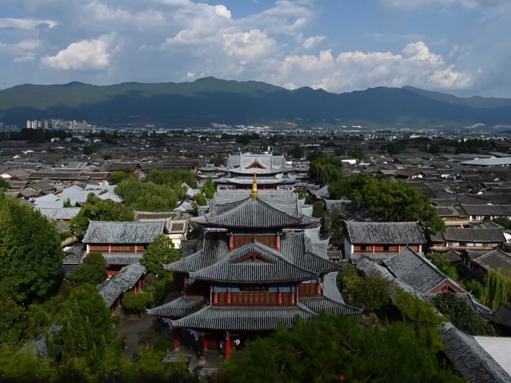 木府另一角度航拍，天威樓矗立在古城腹地，重簷疊嶂氣勢十足