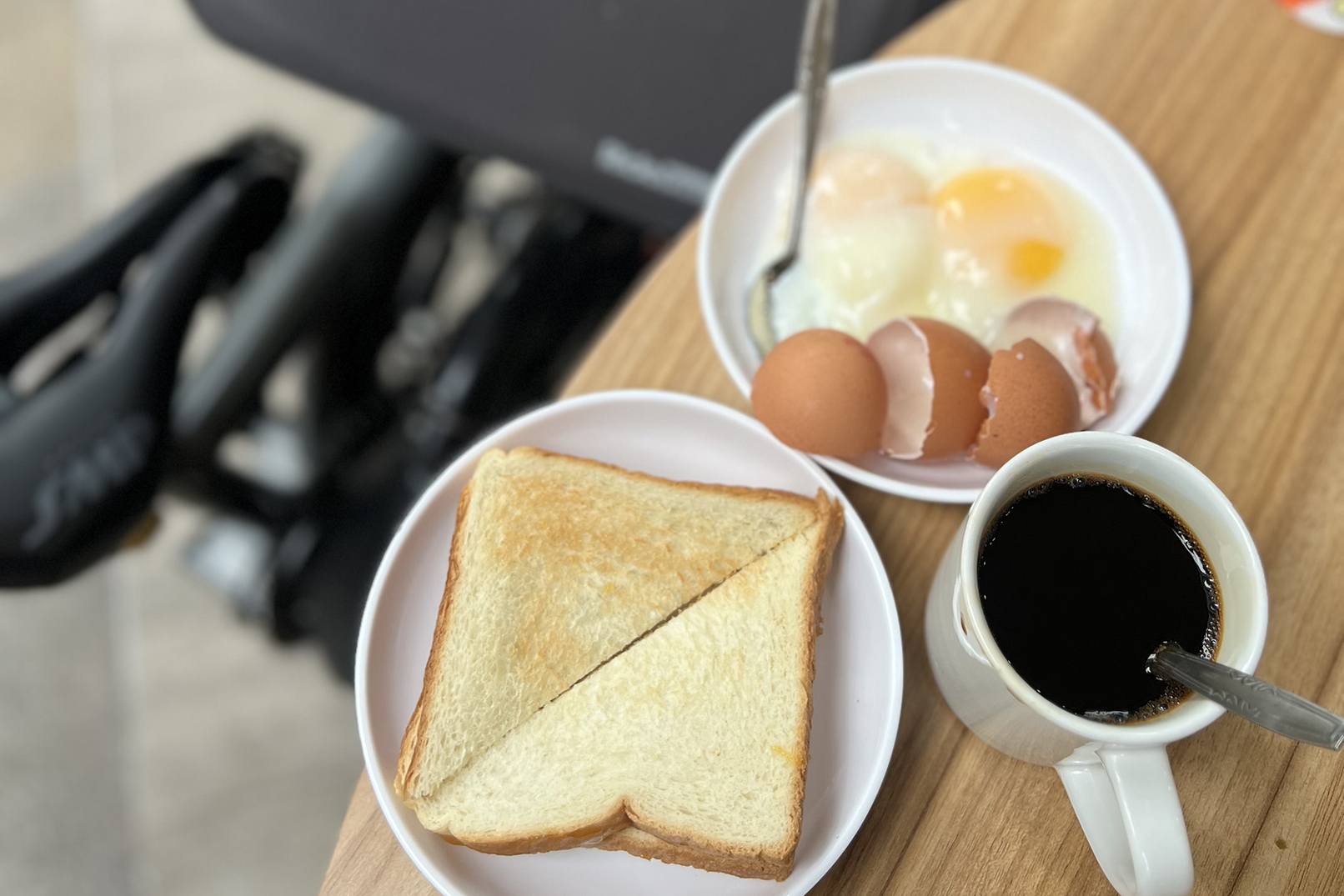 Try out a local breakfast set!