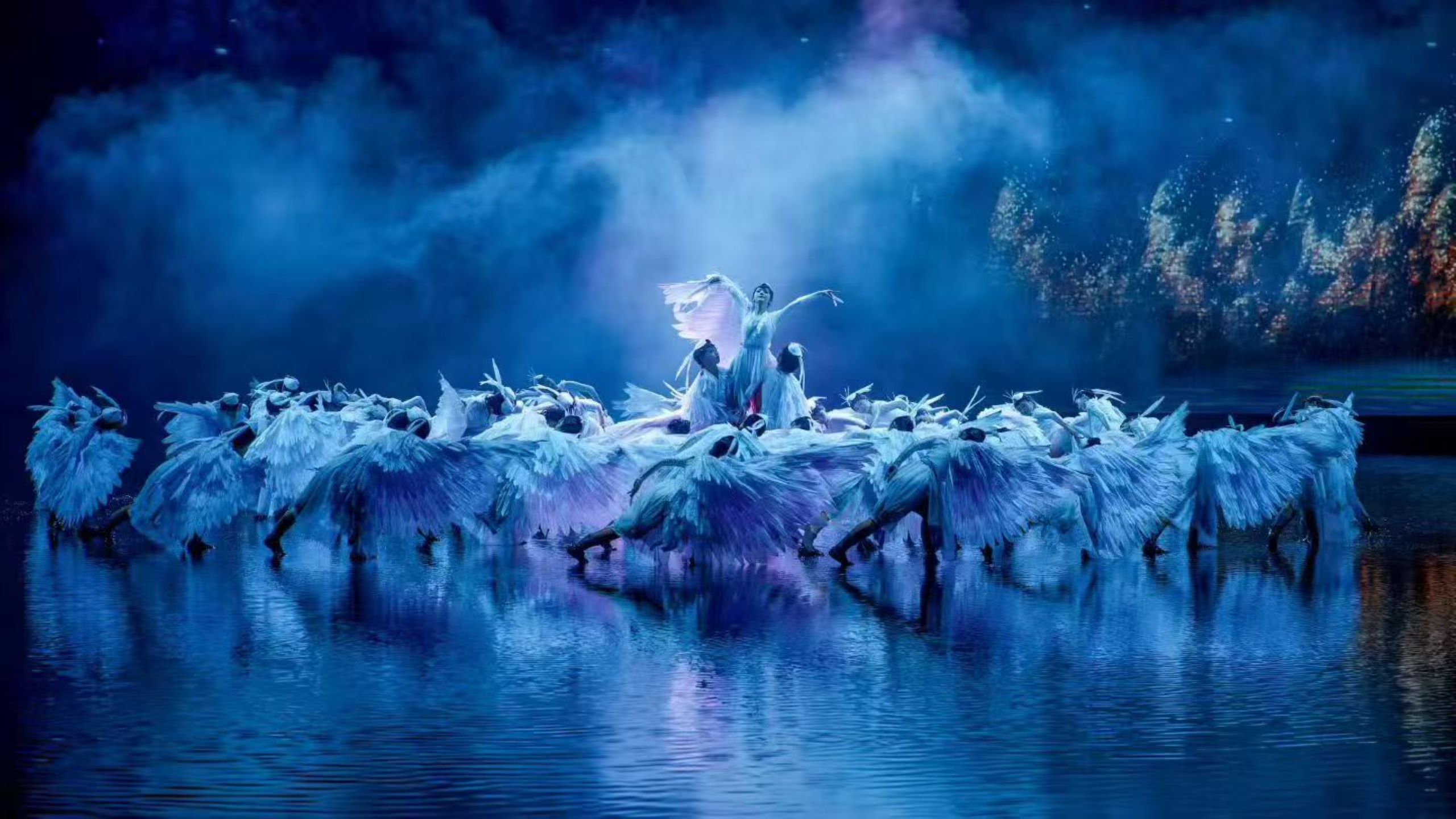 當武夷山下九曲溪的槳聲撥開千年光陰的漣漪，丹崖碧水便不再是自然風物，而是一卷流動的東方哲學長軸