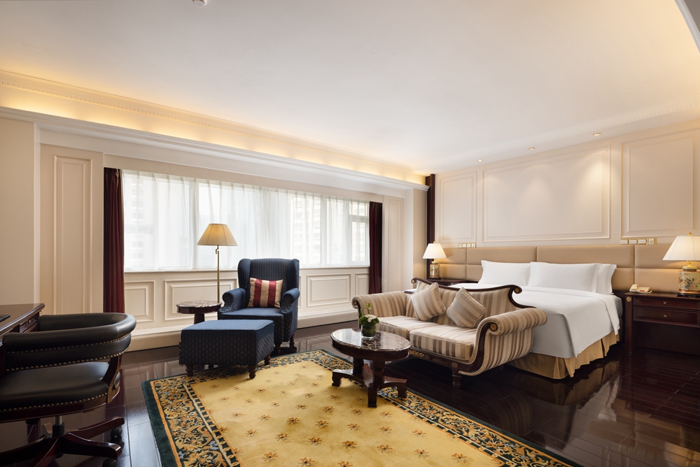 Executive open plan king bed suite