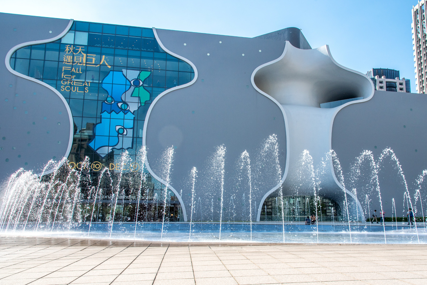 午後的陽光灑在台中歌劇院的弧形牆面上，建築彷彿隨風律動。無論是拍照、漫步，還是靜靜仰望天空，都能感受到城市裡最柔軟的藝術氣息。