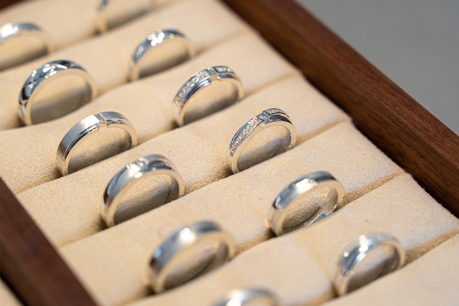 Atelier Hosoo ring display