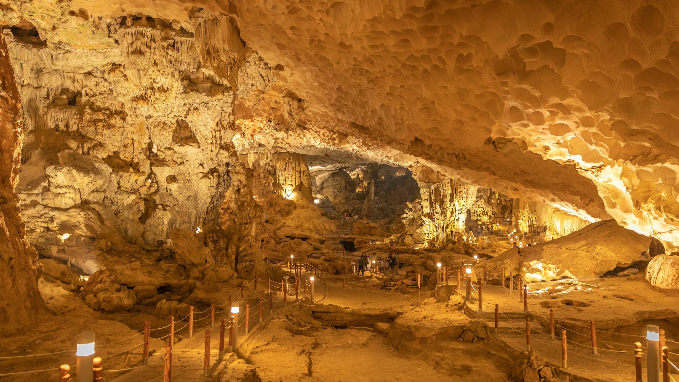 探索下龍灣最美的「驚訝洞」 探索下龍灣最美的「驚訝洞」