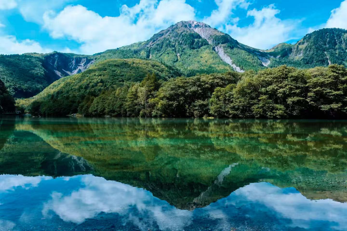 活火山燒岳,當年爆發形成了大正池 活火山燒岳,當年爆發形成了大正池