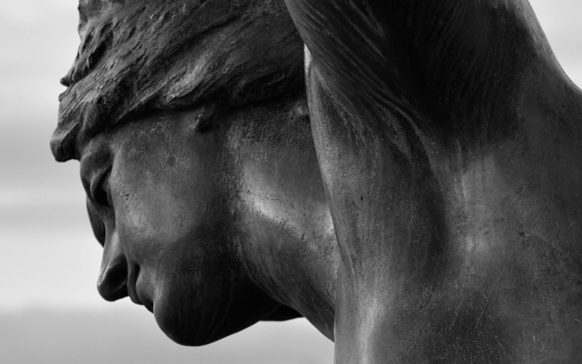 透過經典雕塑與迷人的街頭故事，探索馬德里豐富的歷史文化。