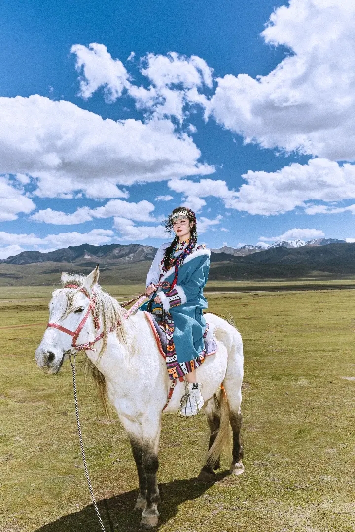 可以在此體驗為大家贈送的草原玩樂項目,免費體驗騎馬,射箭, 穿藏服,喂小羊羔,民族歌舞表演,擠牛奶,堆瑪尼石堆,坐豪華馬車等項目。 可以在此體驗為大家贈送的草原玩樂項目,免費體驗騎馬,射箭, 穿藏服,喂小羊羔,民族歌舞表演,擠牛奶,堆瑪尼石堆,坐豪華馬車等項目。