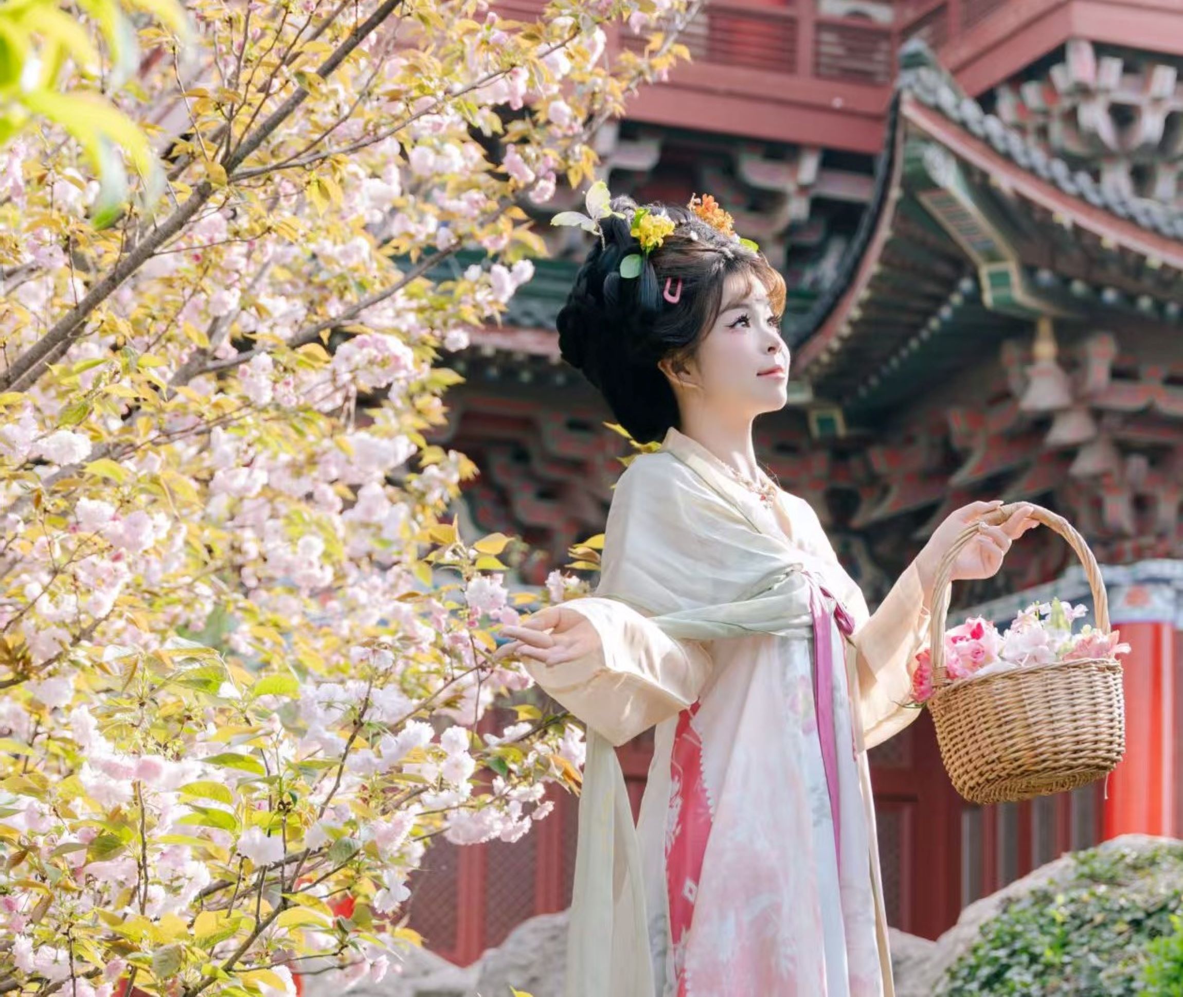 店內的漢服、古裝款式多得讓人眼花繚亂