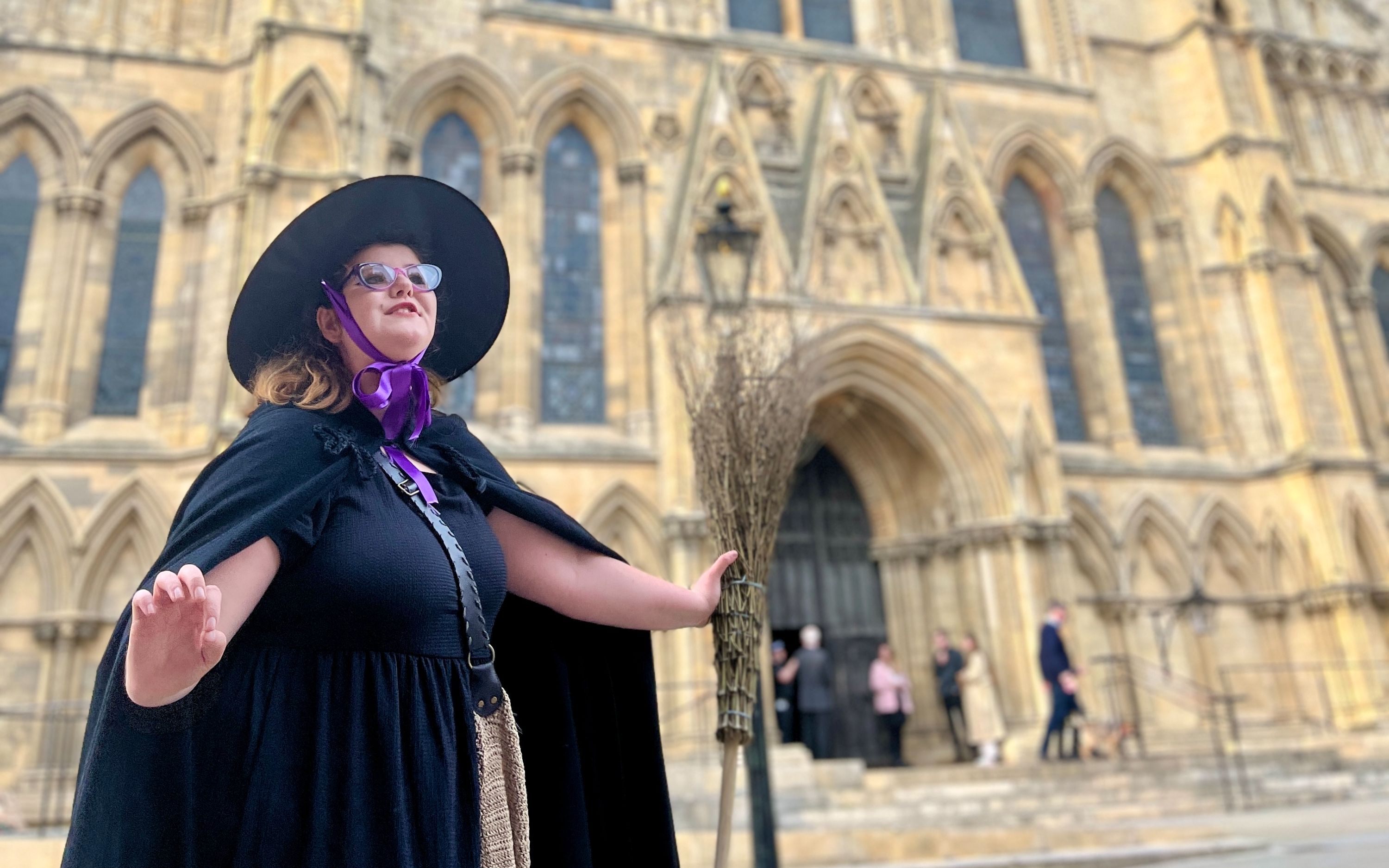 漫步穿過肉鋪街、國王廣場、裝訂匠巷和石門街，最後抵達標誌性的約克大教堂。