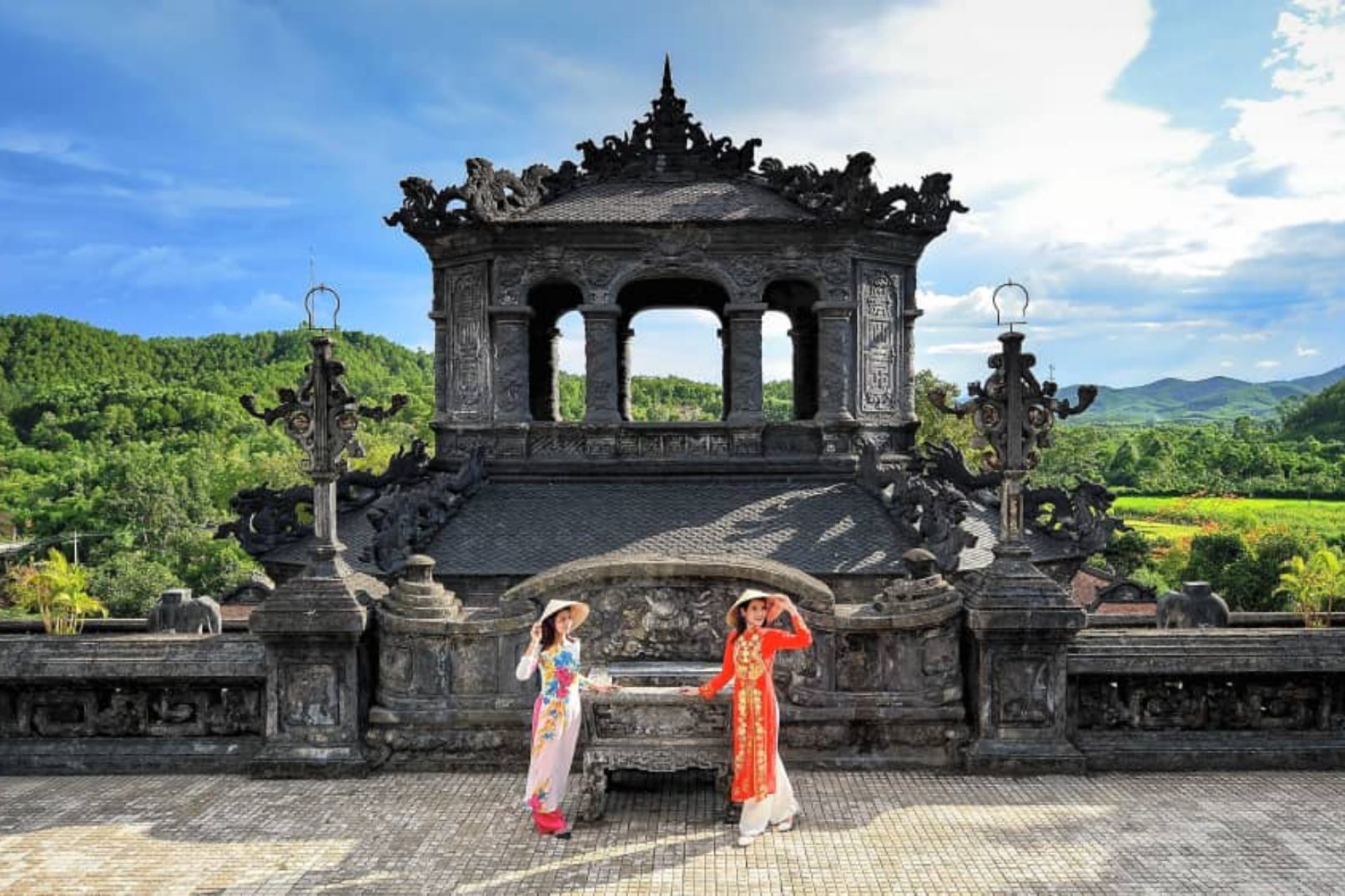 Hue Imperial City and Hai Van Pass Small Group Day Tour from Da Nang