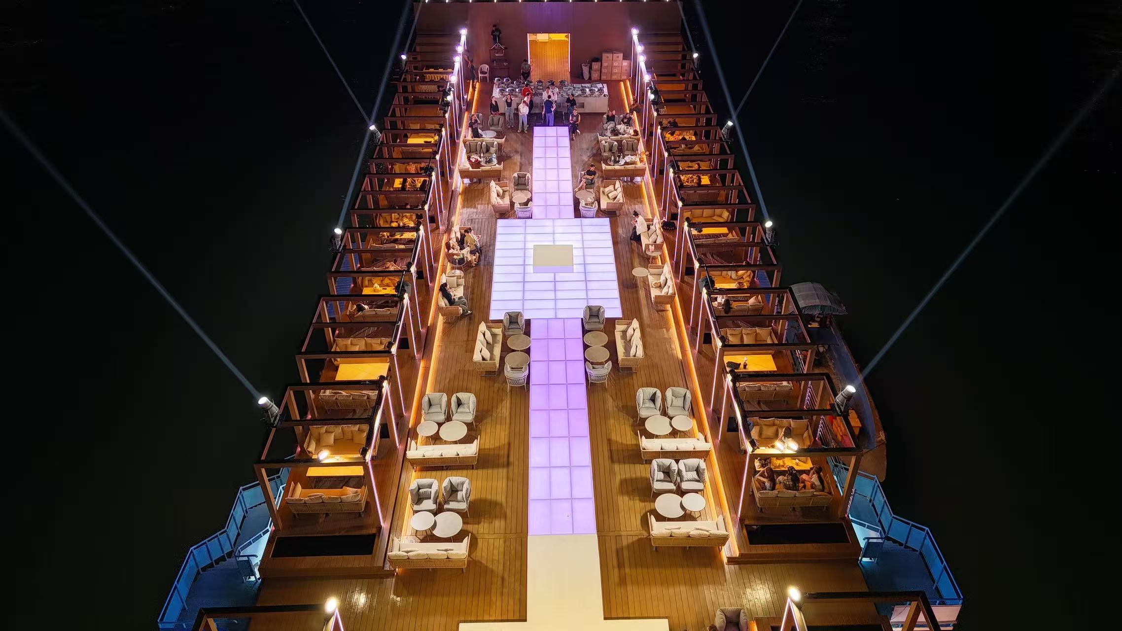 在郵輪上享用雞尾酒、自助餐和燈光秀。