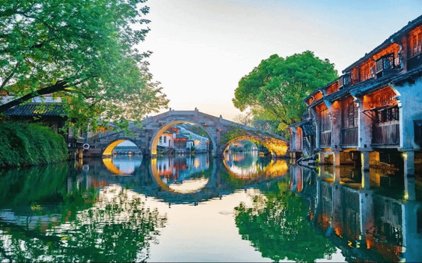 烏鎮東柵：東柵是烏鎮旅遊開發的起點，完整保留了原汁原味的水鄉格局與生活氣息。部分民居仍有原住民生活，被譽為“活著的古鎮博物館”，街區緊湊，古樸原生態。