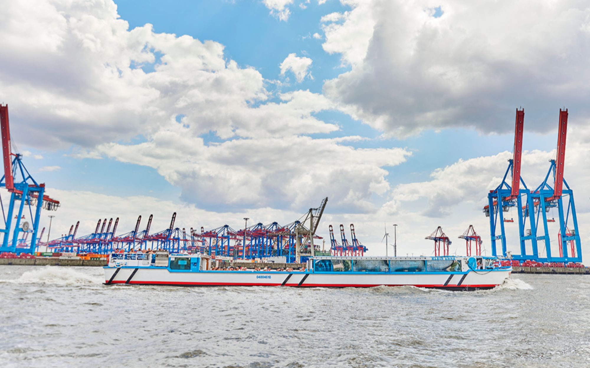 遊船滑過高聳的貨櫃起重機,展現了漢堡繁忙的工業港口生活。 遊船滑過高聳的貨櫃起重機,展現了漢堡繁忙的工業港口生活。