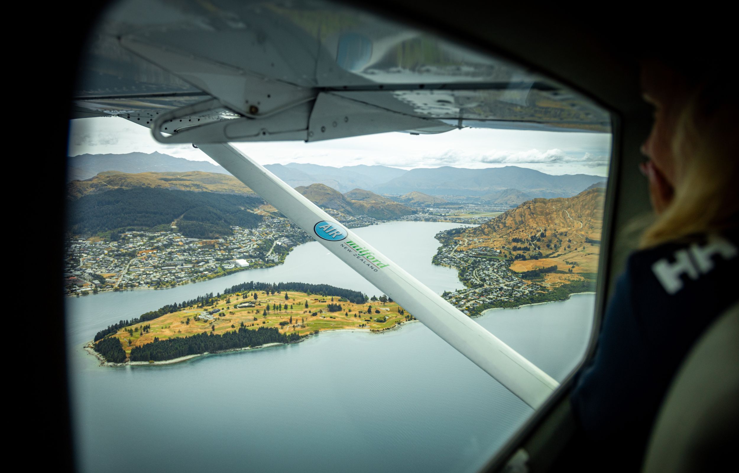 翱翔於瓦卡蒂普湖上空,飽覽皇后鎮獨特的空中美景。 翱翔於瓦卡蒂普湖上空,飽覽皇后鎮獨特的空中美景。